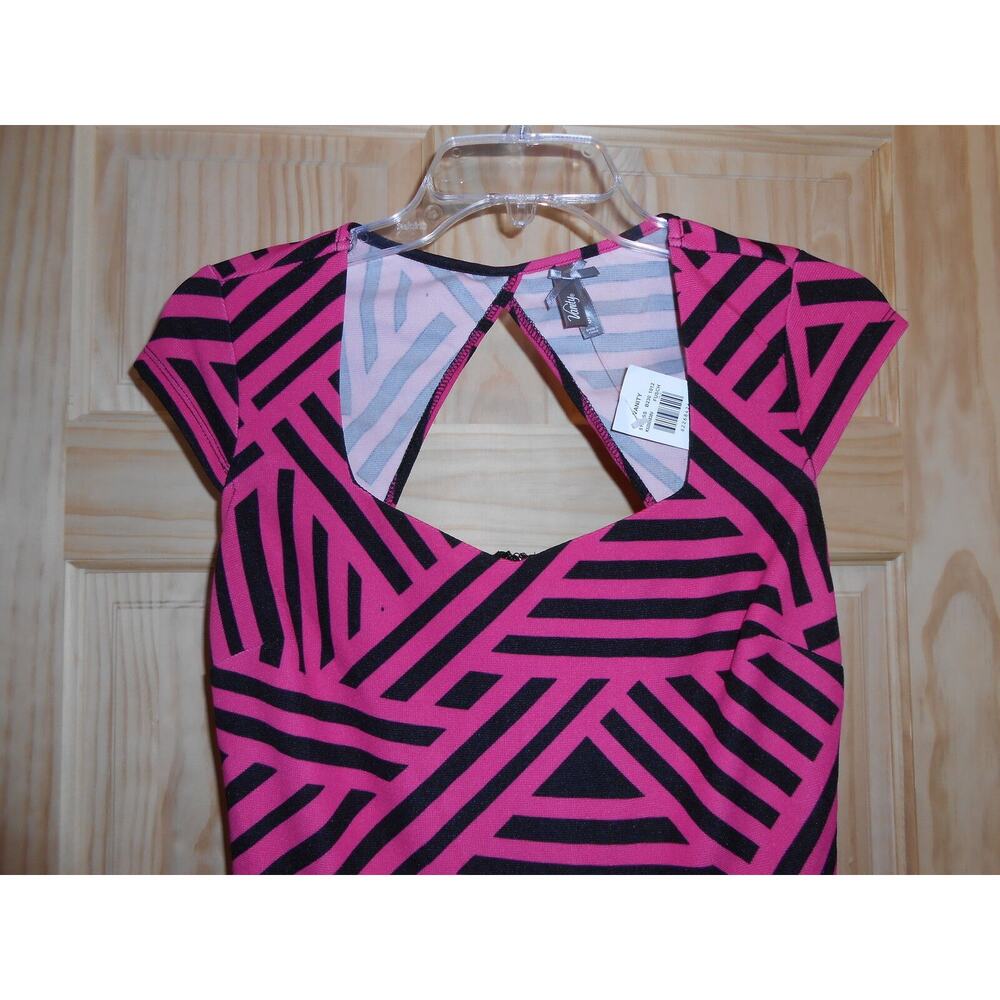 NEW Cap Sleeve Cute Knee Length Black/Pink Striped Short Dress Flare sz Small - Picture 2 of 5
